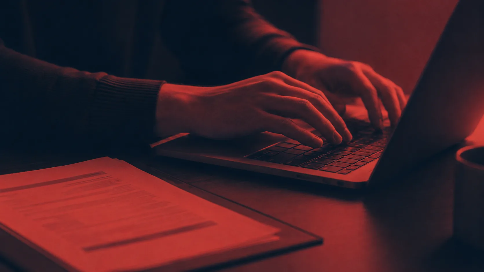 Ondernemer typt een opdrachtbevestiging op zijn laptop